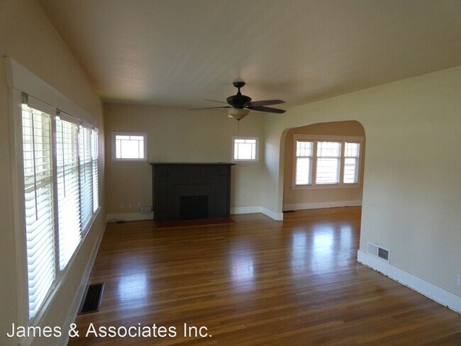 Building Photo - 3 br, 1 bath House - 221 W 9th Street