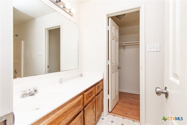 Building Photo - 405 Deloris Dr