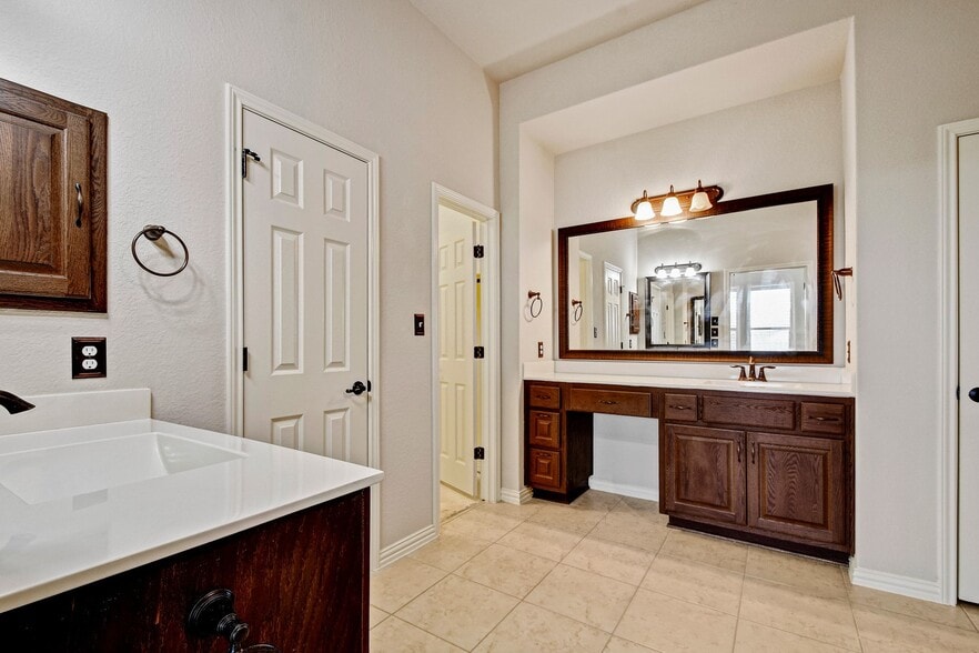 Building Photo - 112 Tulip Garden Trl