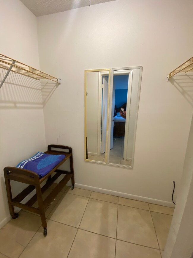 Building Photo - Beautiful Lakefront Condo!
