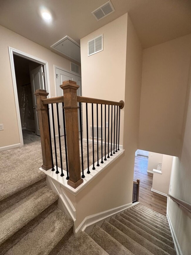 Building Photo - 3BR 2.5BA Townhome