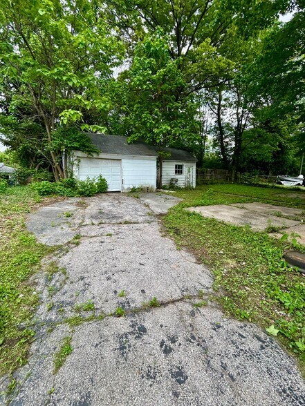 Building Photo - 8824 Huiskamp Ave