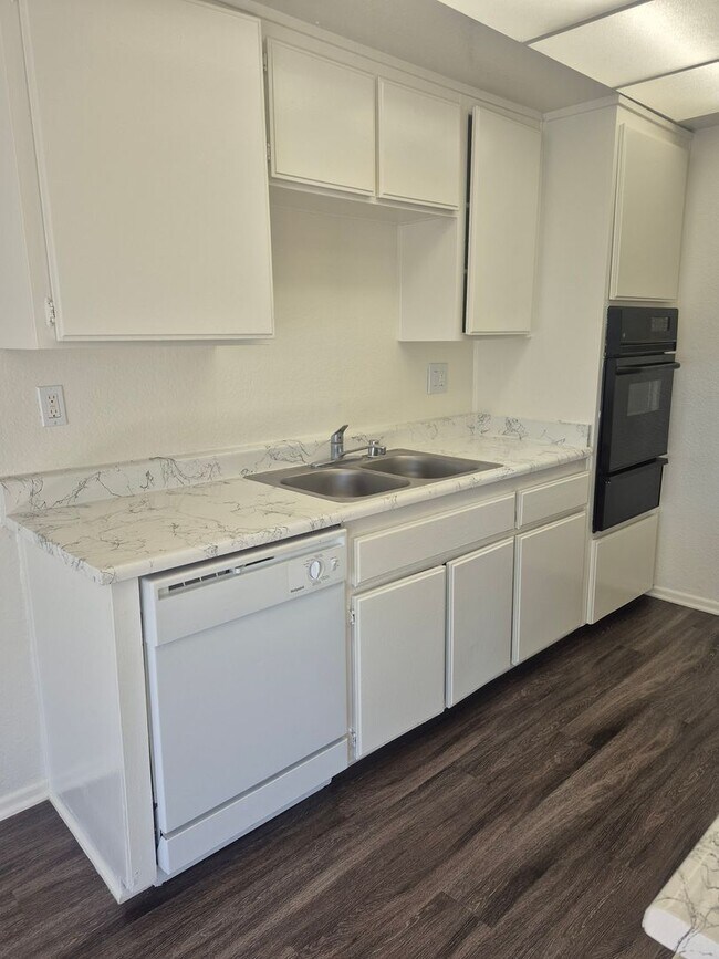 Building Photo - Unit 40 - Spacious 2nd Floor 1 Bed 1 Bath Apartment Home in Anaheim