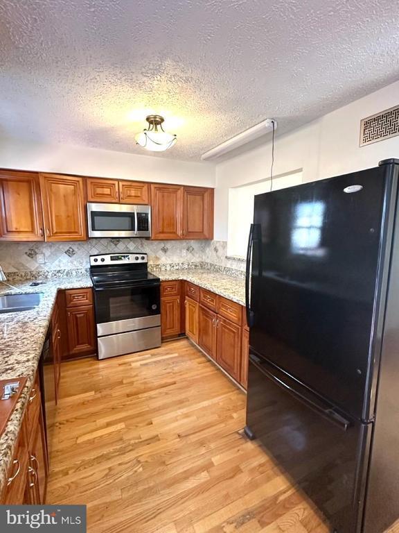 Building Photo - 898 Bayridge Dr