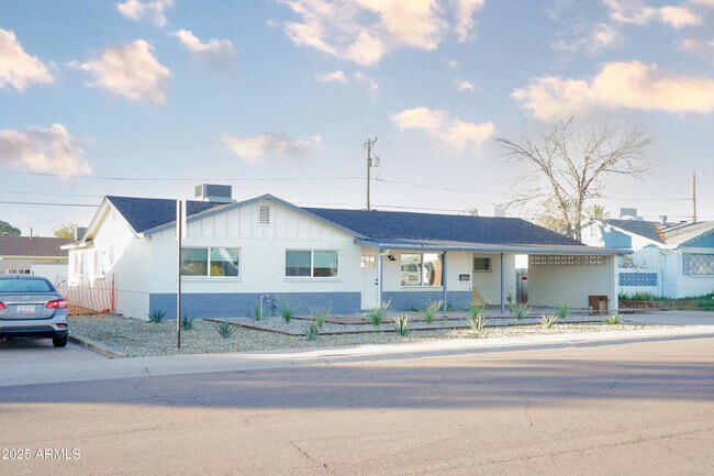 Building Photo - 6813 E Belleview St
