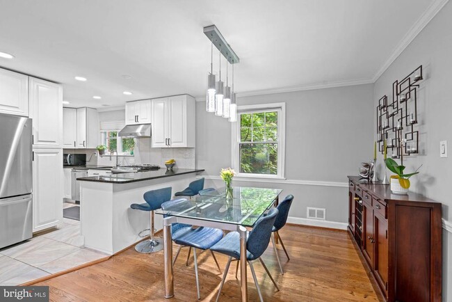Building Photo - 5333 Saratoga Ave