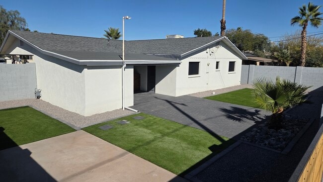 Building Photo - 1051 W 9th St