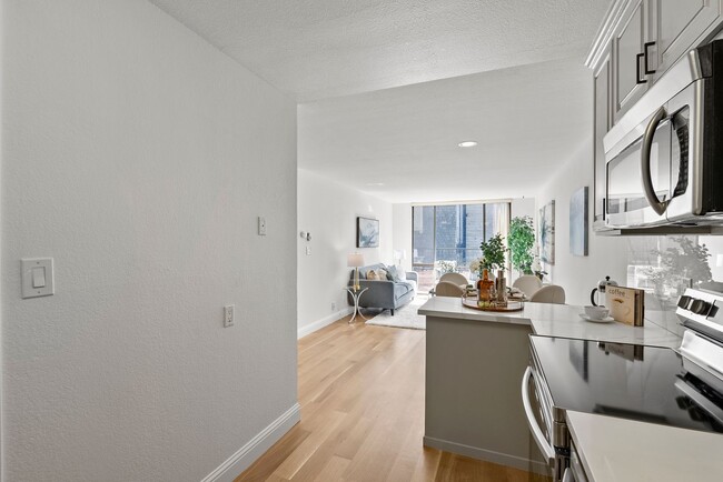 Building Photo - BEAUTIFULLY REMODELED CATHEDRAL HILL CONDO...