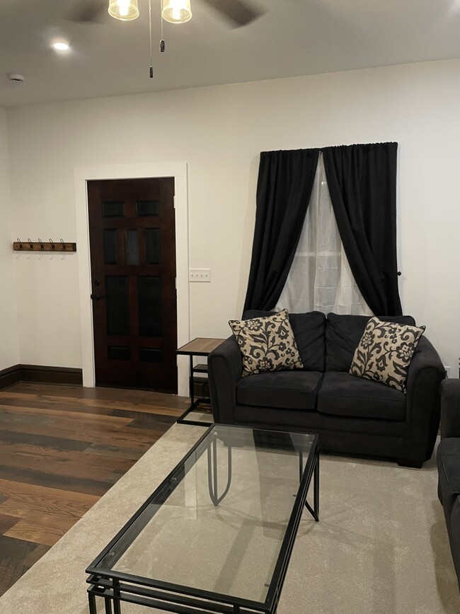 Building Photo - 53 Lincoln Ave W