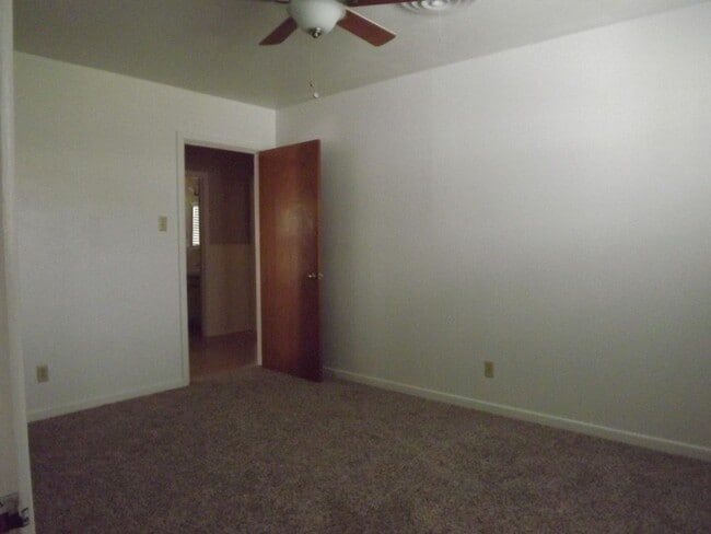 Building Photo - Pre Leasing for Fall 2026!!