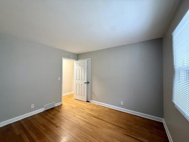 Building Photo - 746 N Glenwood Pl