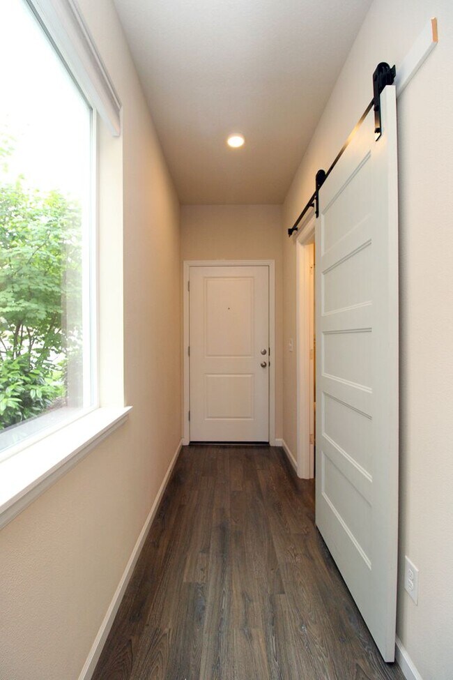 Building Photo - 3 Bedroom Luxury Townhouse in Beautiful Happy Valley