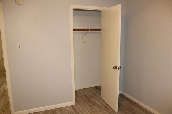 Building Photo - 1016 W Tri Oaks Ln