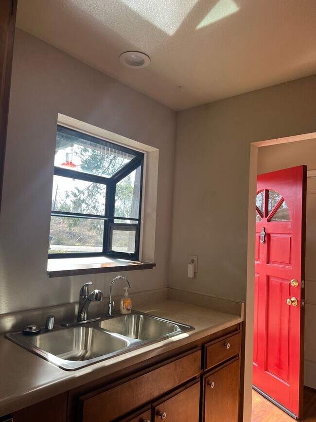 Building Photo - Two Bedroom Two bath home with attached Ga...