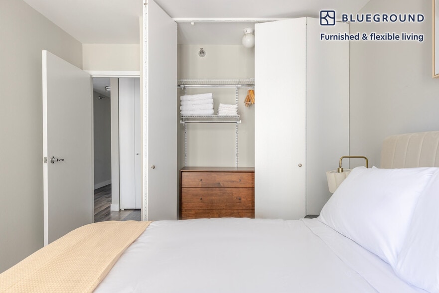 Building Photo - 1 E Delaware Pl