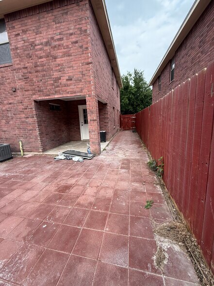 Building Photo - 106 S 48th Ln