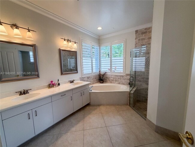 Building Photo - 3279 Huntington