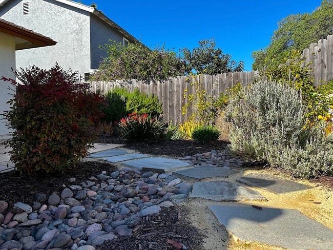 Building Photo - 3/2 house in North Clairemont! 2 car garag...