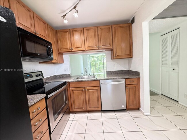 Building Photo - 9235 Lagoon Pl