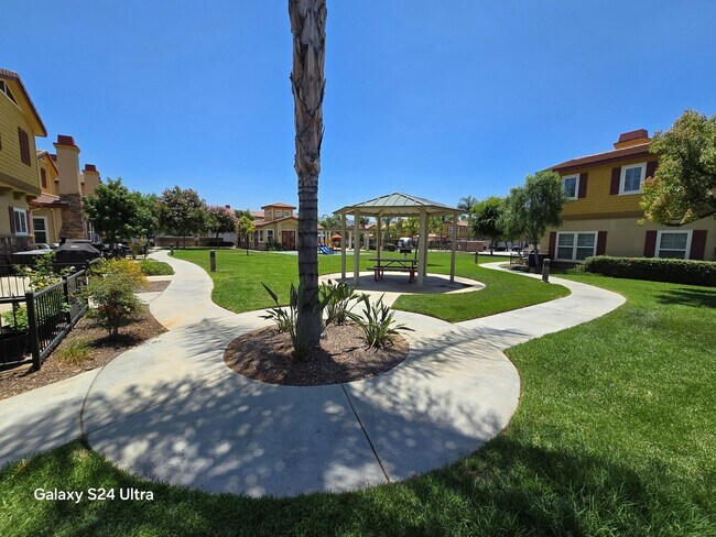 Building Photo - Welcome home to this beautifully designed ...