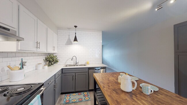 Building Photo - Station West