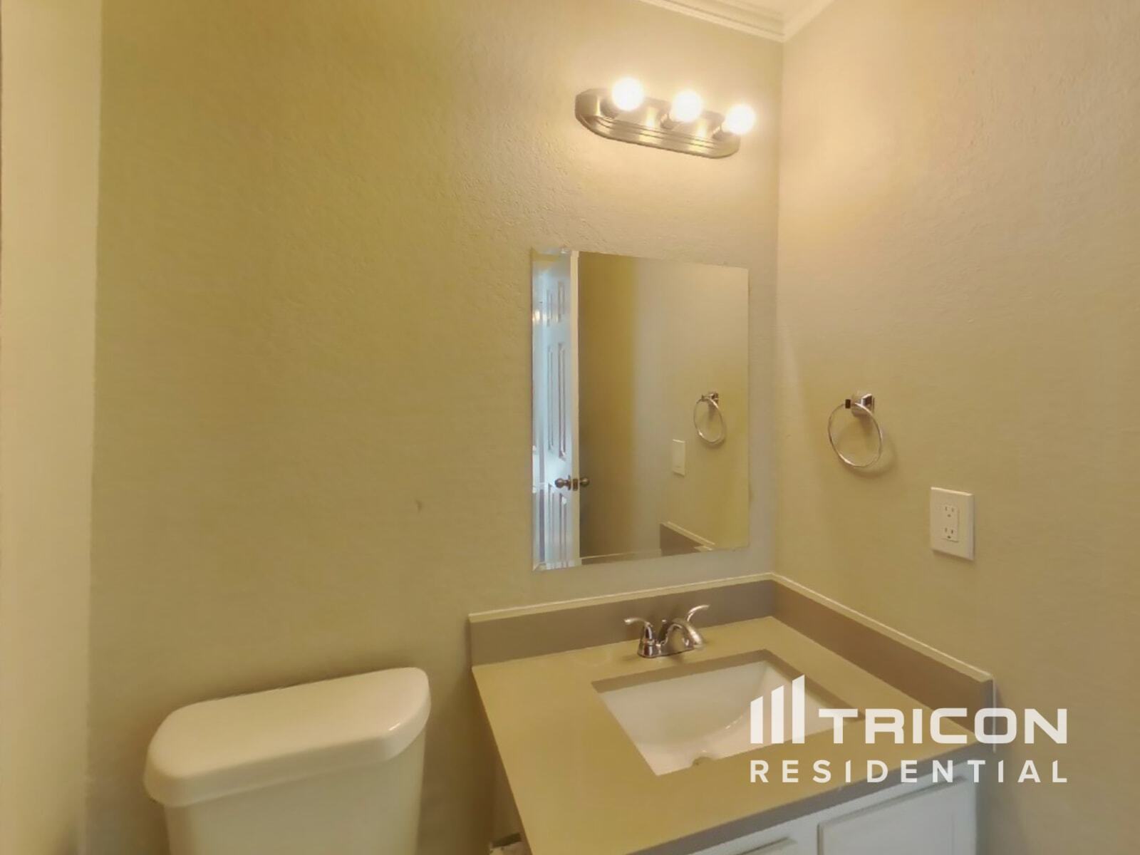 Building Photo - 716 King St