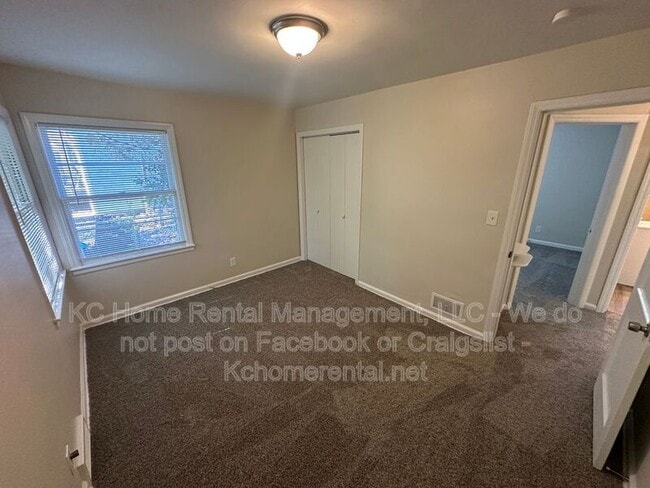 Building Photo - 6401 W 72nd Terrace