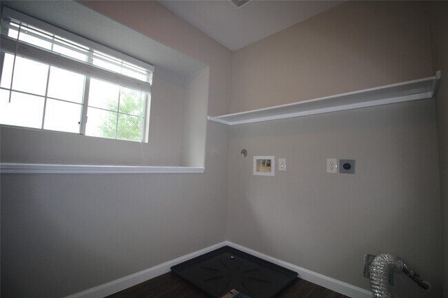 Building Photo - 16730 Town Glade Dr
