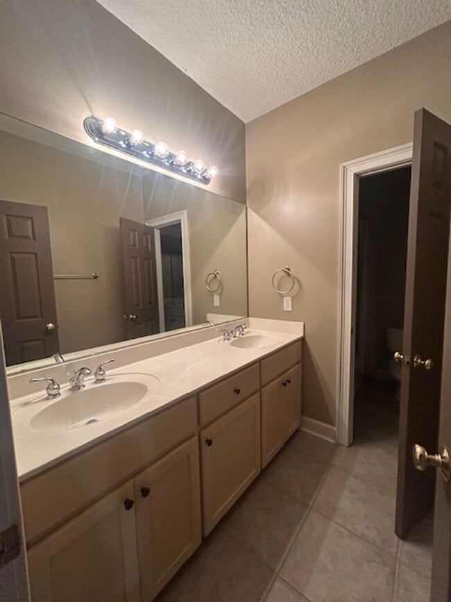 Building Photo - 18 Admiral's Retreat Dr