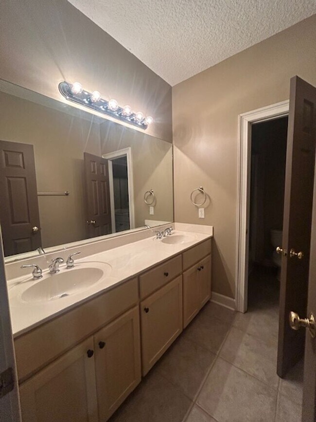 Building Photo - Spacious Single Family Home with Great Backyard!