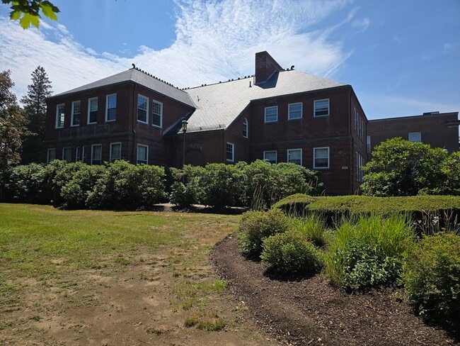 Primary Photo - 130 Beach St