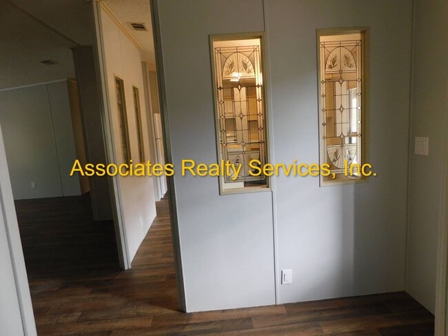 Building Photo - Secluded home in the country!