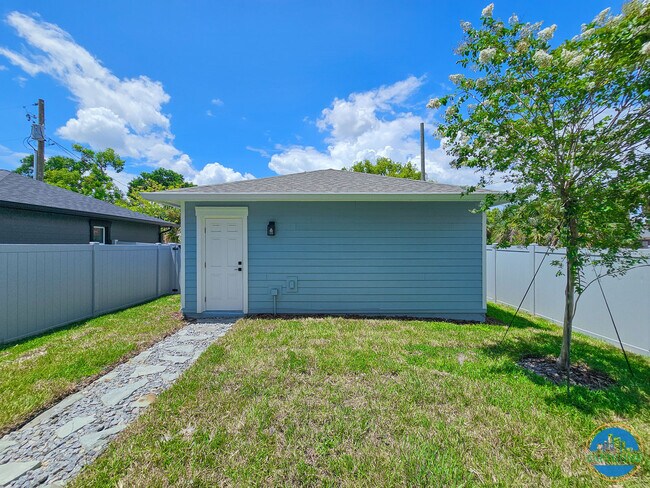 Building Photo - 408 E Oak Ave