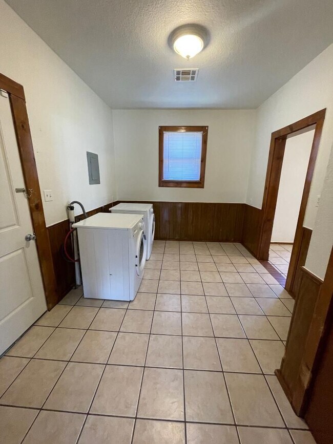 Building Photo - ADORABLE 2 BEDROOM 1 BATHROOM HOUSE IN CENTRAL NORMAN