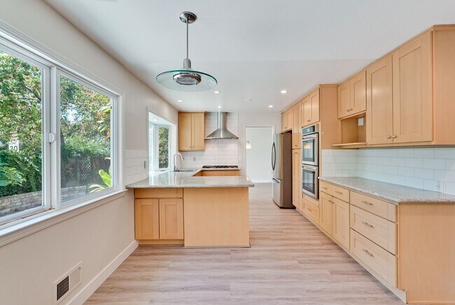 Building Photo - $8500-Mountain View  4 bedroom 3 baths in great neighborhood!