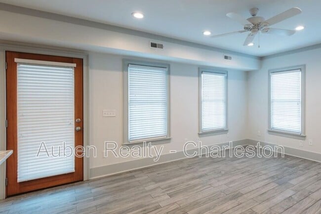 Building Photo - 10 Orrs Ct