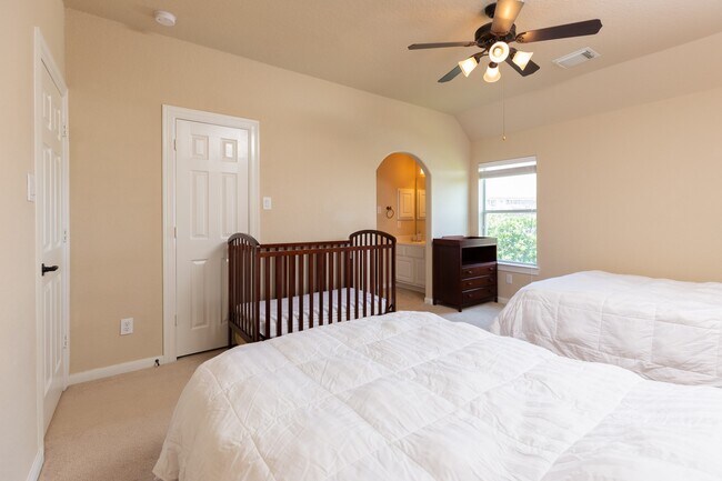 Building Photo - 162 W Hullwood Ct