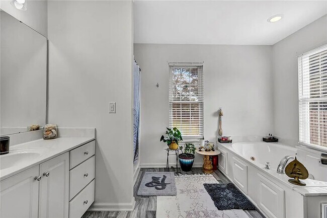 Building Photo - 4 Bedroom 2.5 Bathrooms