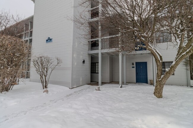 Building Photo - Charming, Updated Condo in Prime Downtown Traverse City Location!