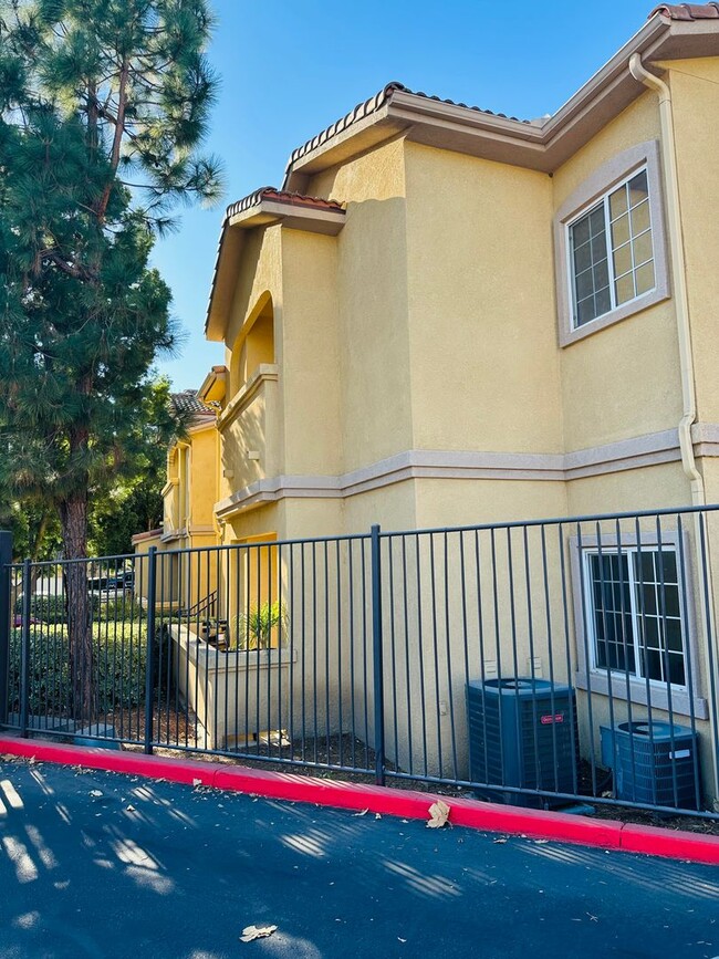 Building Photo - 2 Bed 2 Bath Condo for Rent in Murrieta