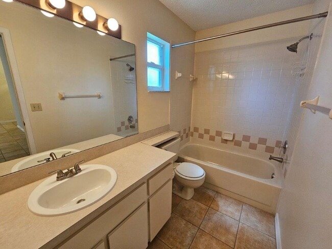 Building Photo - Must See!!!  Large 2 Bed 2 Bath with garag...