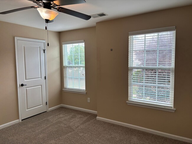Building Photo - Beautiful End Unit Townhome in the McCarle...