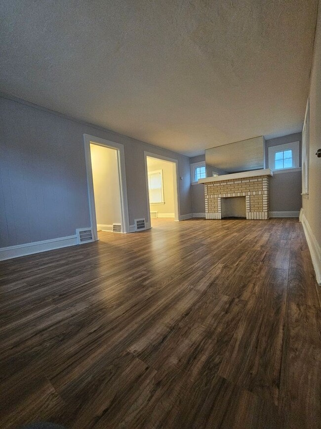 Building Photo - 3 Bed - 1 Full Bath Colonial available for...