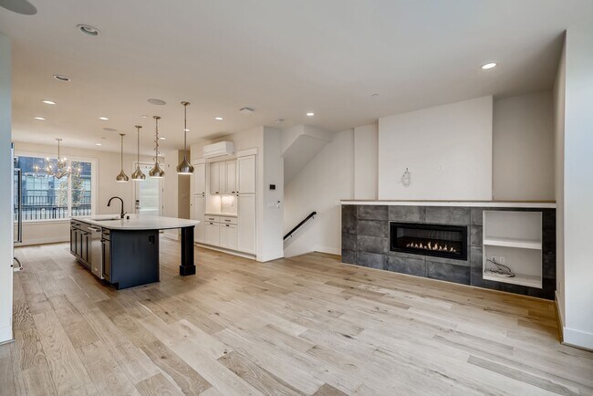 Building Photo - Queen Anne Townhome ~ McGraw Square
