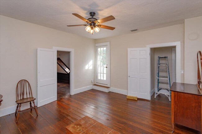 Building Photo - Mid term historic furnished rental
