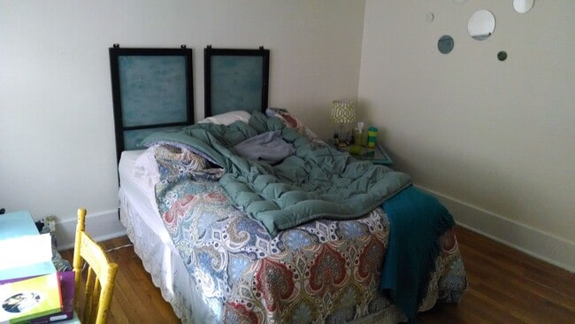 Building Photo - For Rent 4 Bedroom 1 Bath Field Club Row H...