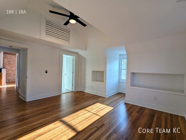 Building Photo - Top floor 1 bedroom off Ward Parkway!