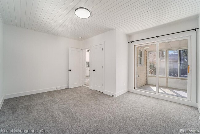 Building Photo - 575 E Drayton St