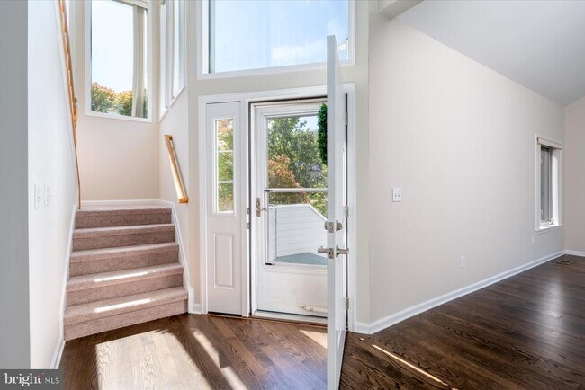 Building Photo - 1100 Paca Dr