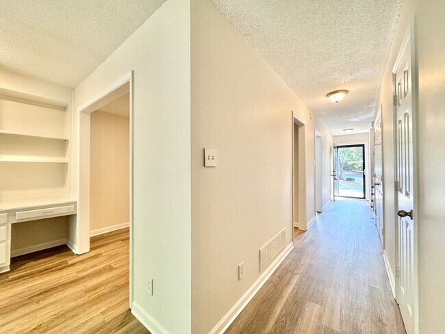 Building Photo - 2 Bedroom Townhome in NW Greensboro near parks and Greenway